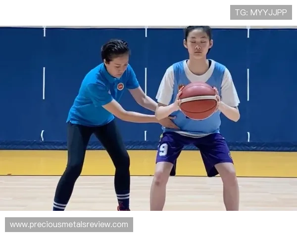 篮球比赛持球规则深度解析：详解合法持球动作判定